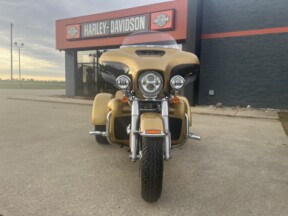 2017 Harley-Davidson® Tri Glide® Ultra Two-Tone Black Hills Gold/Black Quartz thumb 2