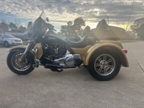 2017 Harley-Davidson® Tri Glide® Ultra Two-Tone Black Hills Gold/Black Quartz thumb 0