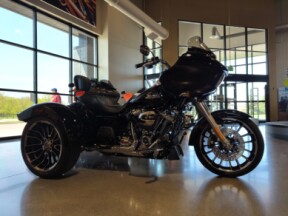 2023 Harley-Davidson® Road Glide® 3 Vivid Black thumb 3