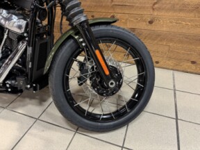 2026 Harley-Davidson® Street Bob® Olive Steel Metallic Chrome Laced Wheels FXBB thumb 1