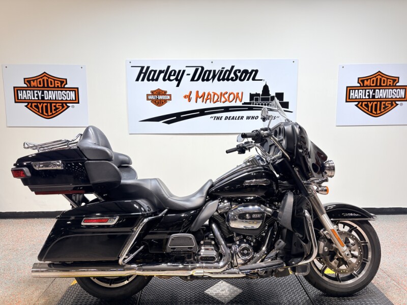 2017 FLHTCU Harley-Davidson® Electra Glide® Ultra Classic® Vivid Black