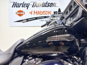 2017 FLHTCU Harley-Davidson® Electra Glide® Ultra Classic® Vivid Black thumb 2