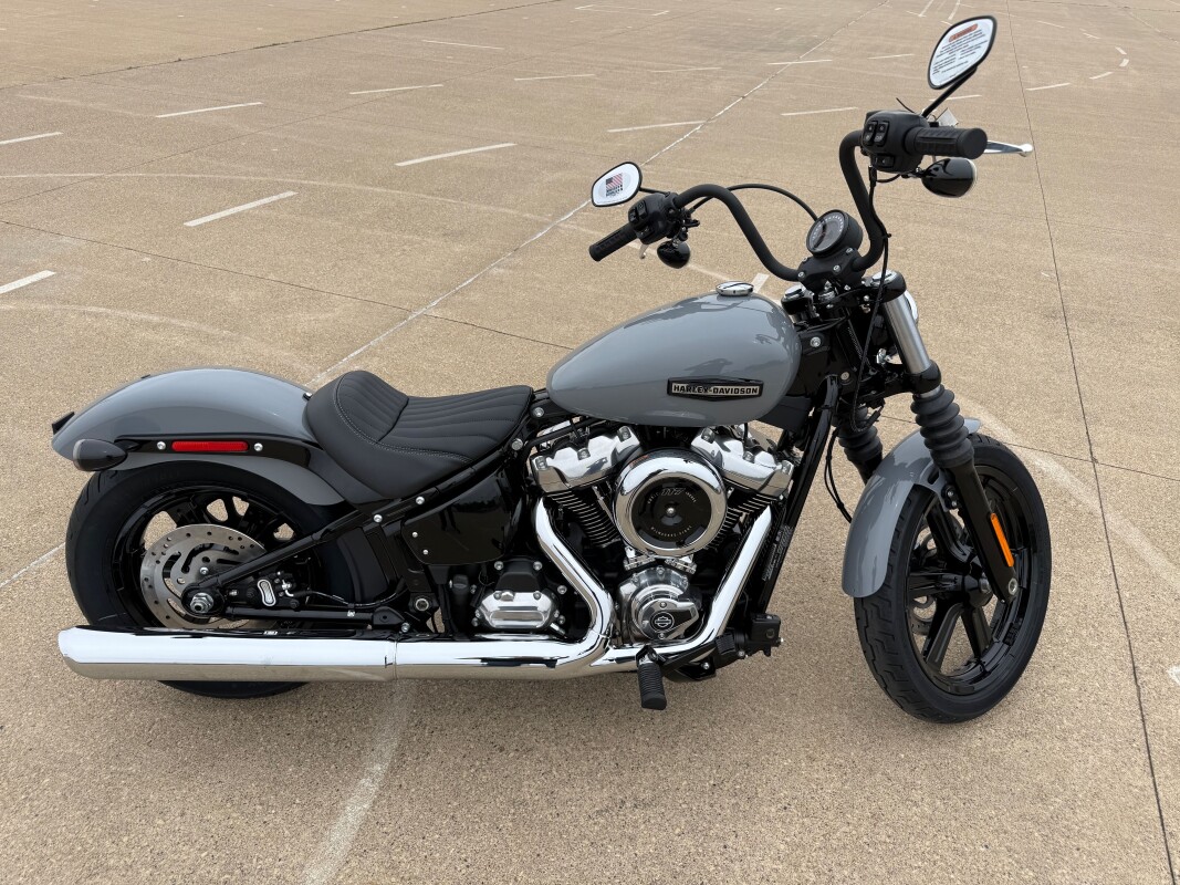 2026 Harley-Davidson® Street Bob® Dark Billiard Gray Chrome Cast Wheels