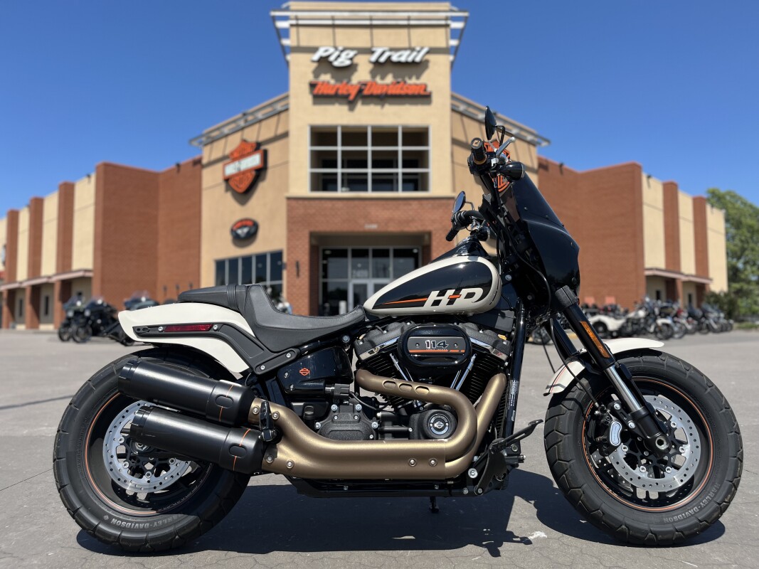 2022 Harley-Davidson® FXFBS Fat Bob® 114 White Sand Pearl 037841