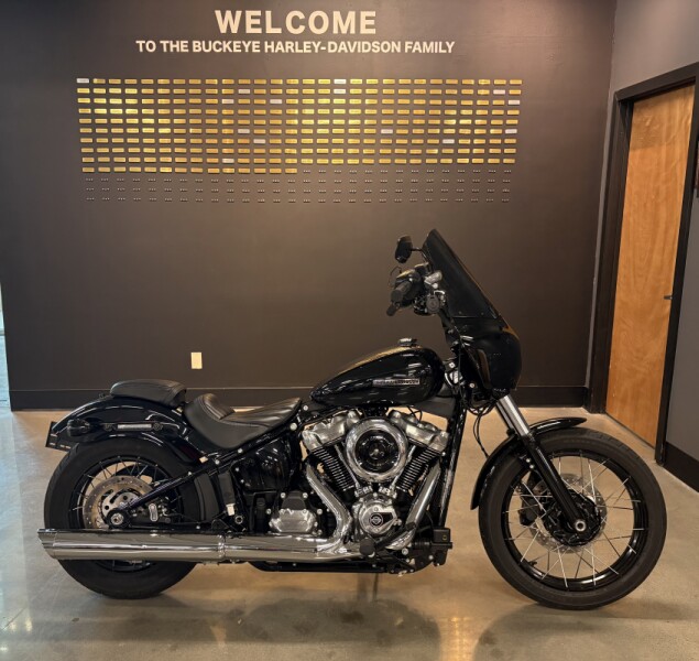 2025 Harley-Davidson® Street Bob® Vivid Black w/Laced Wheels