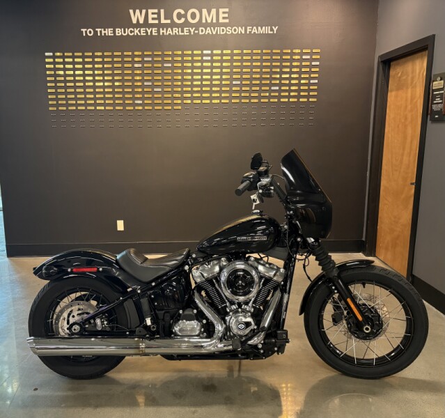 2025 Harley-Davidson® Street Bob® Vivid Black w/Laced Wheels