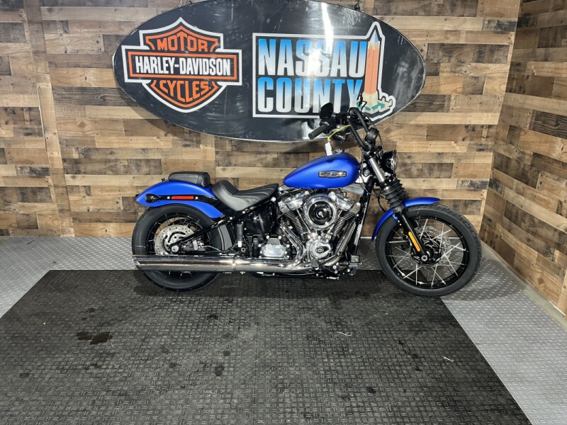 2026 Harley-Davidson® Street Bob® Aurora Blue Denim Chrome Laced Wheels