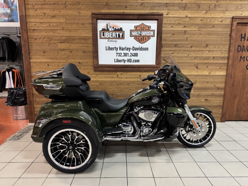 2026 Harley-Davidson® Street Glide 3 Limited Olive Steel Metallic / Vivid Black Chrome Trim FLHLT
