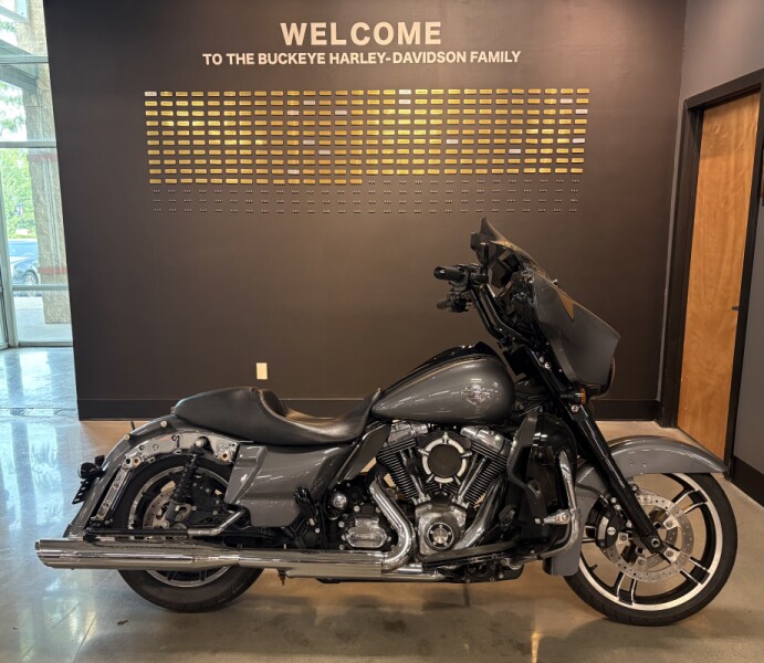 2016 Harley-Davidson® Ultra Limited Two-Tone Billet Silver/Vivid Black