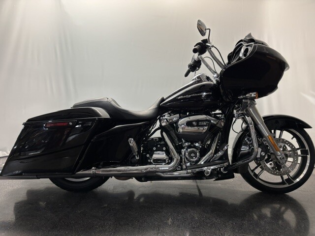 2017  ROAD GLIDE (Vivid Black Deluxe) BAGGER