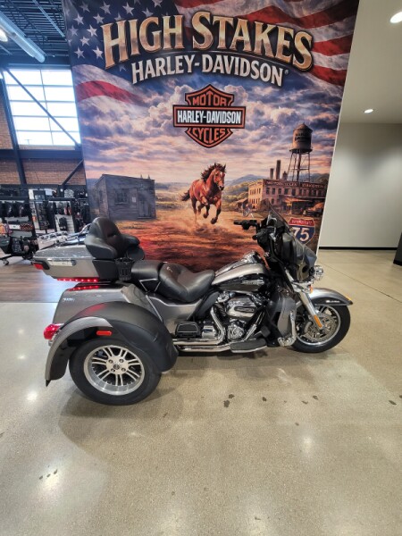2017 Harley-Davidson® Tri Glide® Ultra Two-Tone Billet Silver/Vivid Black FLHTCUTG