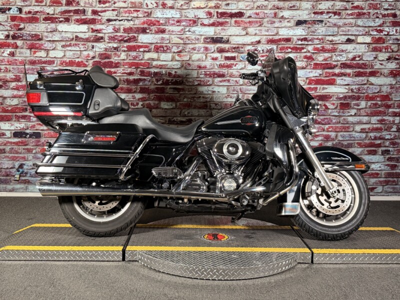 Harley-Davidson® Electra Glide® Ultra Classic® 2008 FLHTCU BLACK W/PINSTRIPE