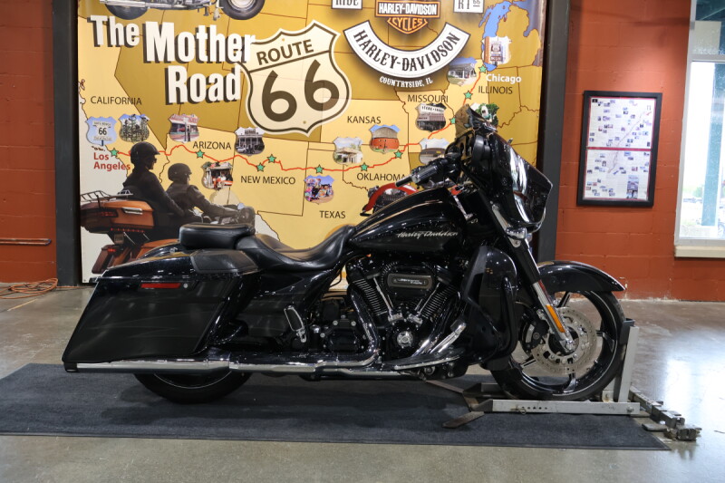 Harley-Davidson® CVO™ Street Glide® 2017 FLHXSE DRK SLT/ARC BLK W/PINSTRIPE