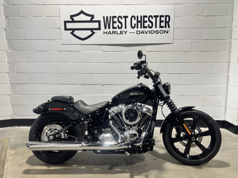2026 Harley-Davidson® Street Bob® Vivid Black Chrome Cast Wheels FXBB