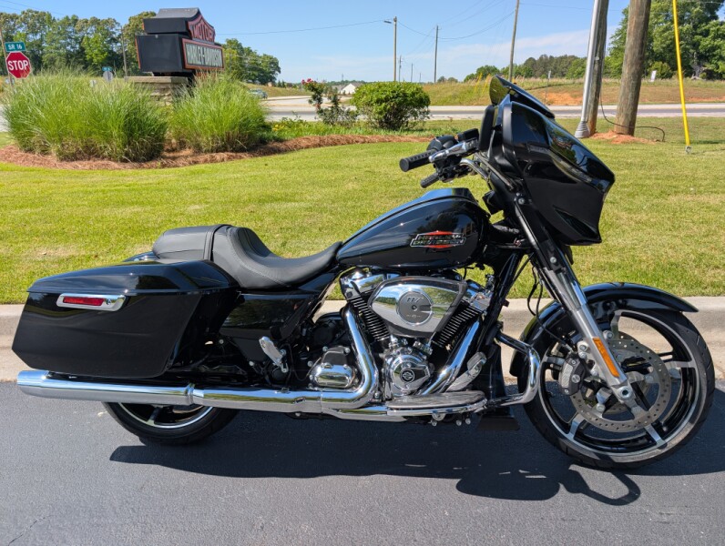 2026 Harley-Davidson® Street Glide® Vivid Black Chrome Trim