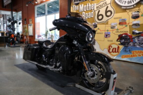 Harley-Davidson® CVO™ Street Glide® 2017 FLHXSE DRK SLT/ARC BLK W/PINSTRIPE thumb 2