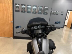 2016 Harley-Davidson® Ultra Limited Two-Tone Billet Silver/Vivid Black thumb 0