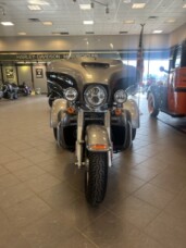 2017 Harley-Davidson Tri-Glide Ultra FLHTCUTG thumb 0