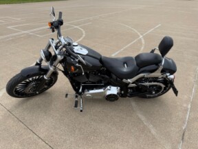2017 Harley-Davidson® Breakout® Vivid Black thumb 0