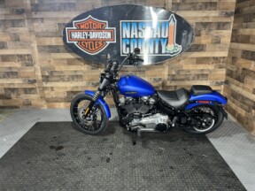 2026 Harley-Davidson® Street Bob® Aurora Blue Denim Chrome Laced Wheels thumb 2