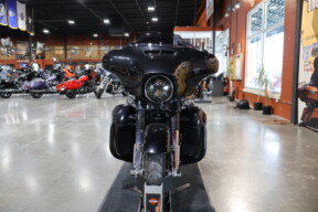 Harley-Davidson® CVO™ Street Glide® 2017 FLHXSE DRK SLT/ARC BLK W/PINSTRIPE thumb 0