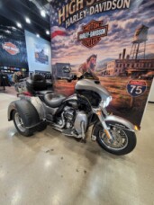 2017 Harley-Davidson® Tri Glide® Ultra Two-Tone Billet Silver/Vivid Black FLHTCUTG thumb 0