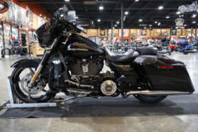 Harley-Davidson® CVO™ Street Glide® 2017 FLHXSE DRK SLT/ARC BLK W/PINSTRIPE thumb 3