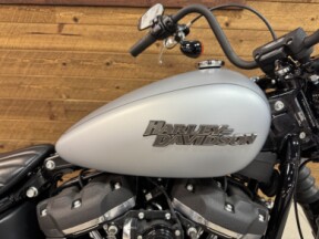 2020 Harley-Davidson® Street Bob® Barracuda Silver Denim FXBB thumb 3
