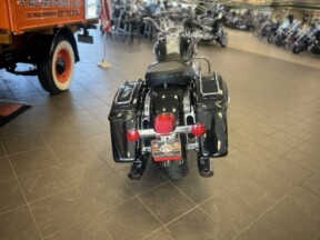 2017 Harley-Davidson Road King FLHR thumb 2