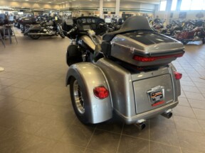 2017 Harley-Davidson Tri-Glide Ultra FLHTCUTG thumb 1