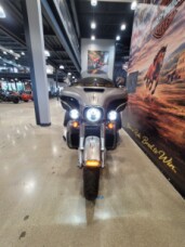 2017 Harley-Davidson® Tri Glide® Ultra Two-Tone Billet Silver/Vivid Black FLHTCUTG thumb 1