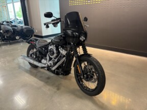2025 Harley-Davidson® Street Bob® Vivid Black w/Laced Wheels thumb 3