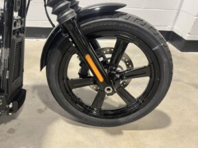 2026 Harley-Davidson® Street Bob® Vivid Black Chrome Cast Wheels FXBB thumb 2