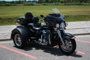 2019 Harley-Davidson® Tri Glide® Ultra FLHTCUTG thumb 3