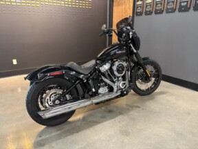 2025 Harley-Davidson® Street Bob® Vivid Black w/Laced Wheels thumb 2