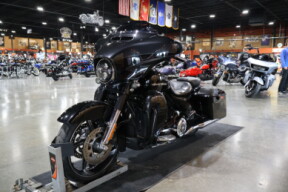 Harley-Davidson® CVO™ Street Glide® 2017 FLHXSE DRK SLT/ARC BLK W/PINSTRIPE thumb 1