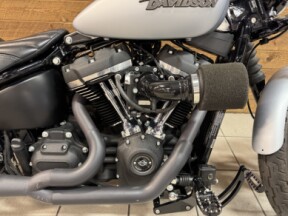 2020 Harley-Davidson® Street Bob® Barracuda Silver Denim FXBB thumb 2