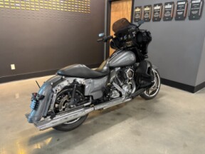 2016 Harley-Davidson® Ultra Limited Two-Tone Billet Silver/Vivid Black thumb 2