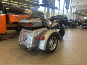 2017 Harley-Davidson Tri-Glide Ultra FLHTCUTG thumb 3