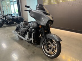 2016 Harley-Davidson® Ultra Limited Two-Tone Billet Silver/Vivid Black thumb 3