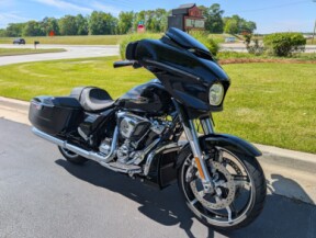 2026 Harley-Davidson® Street Glide® Vivid Black Chrome Trim thumb 3