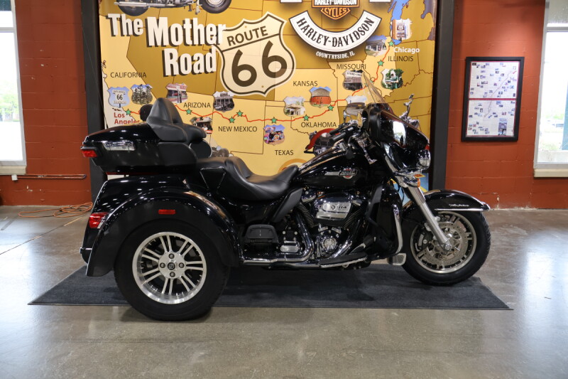 Harley-Davidson® Tri Glide™ Ultra 2024 FLHTCUTG VIVID BLACK W/ PINSTRIPE