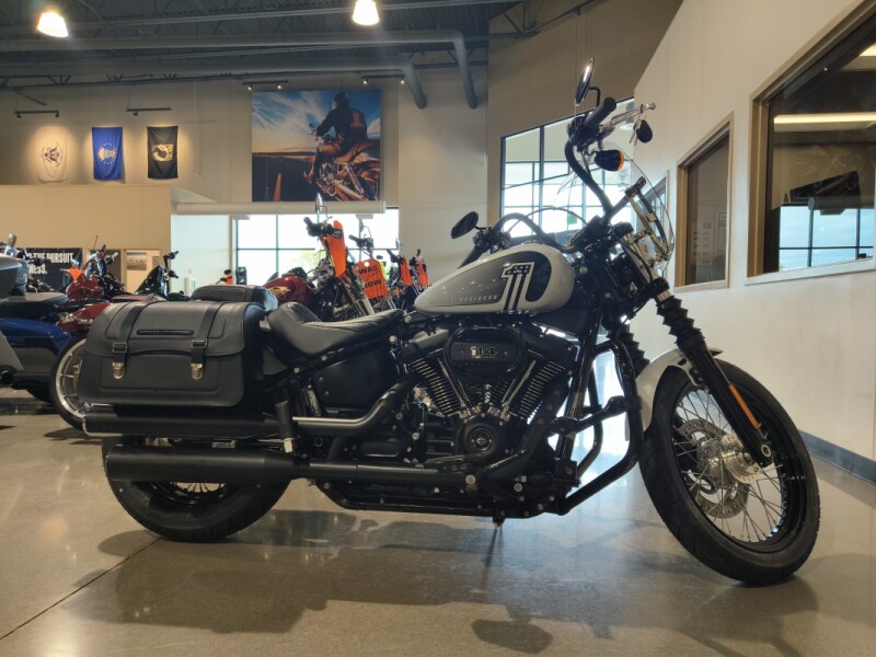 2021 Harley-Davidson® Street Bob® 114 Stone Washed White Pearl
