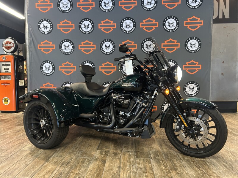2024 Harley-Davidson<sup>®</sup> Freewheeler<sup>®</sup> ALPINE GRN/BLK W/ PINSTRIPE
