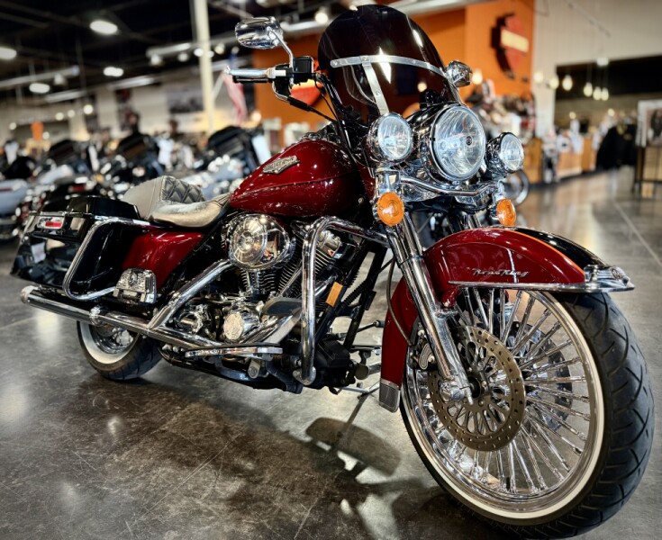 2006 Harley-Davidson® Road King® Classic Two-Tone Vivid Black and Lava Red Sunglo