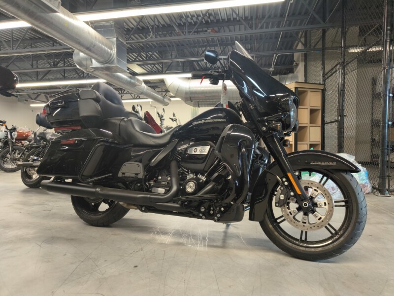 2020 Harley-Davidson® Ultra Limited Vivid Black - Black Finish