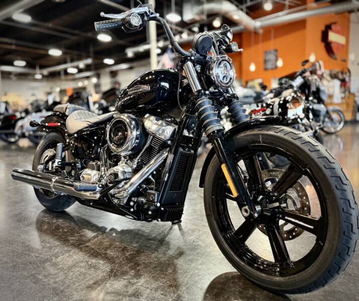 2026 Harley-Davidson® Street Bob® Vivid Black Chrome Cast Wheels