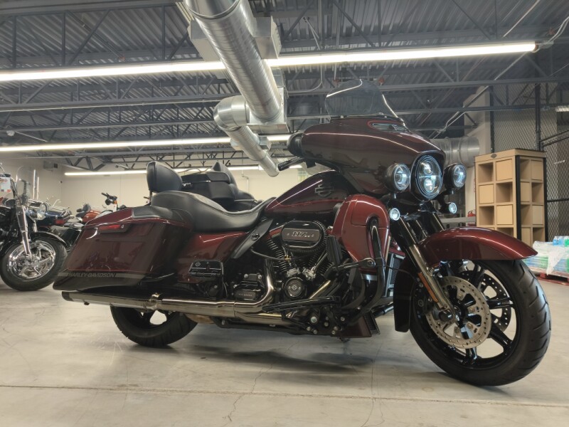 2019 Harley-Davidson® CVO™ Street Glide® Black Forest & Wineberry