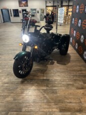 2024 Harley-Davidson<sup>®</sup> Freewheeler<sup>®</sup> ALPINE GRN/BLK W/ PINSTRIPE thumb 2