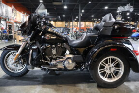 Harley-Davidson® Tri Glide™ Ultra 2024 FLHTCUTG VIVID BLACK W/ PINSTRIPE thumb 3